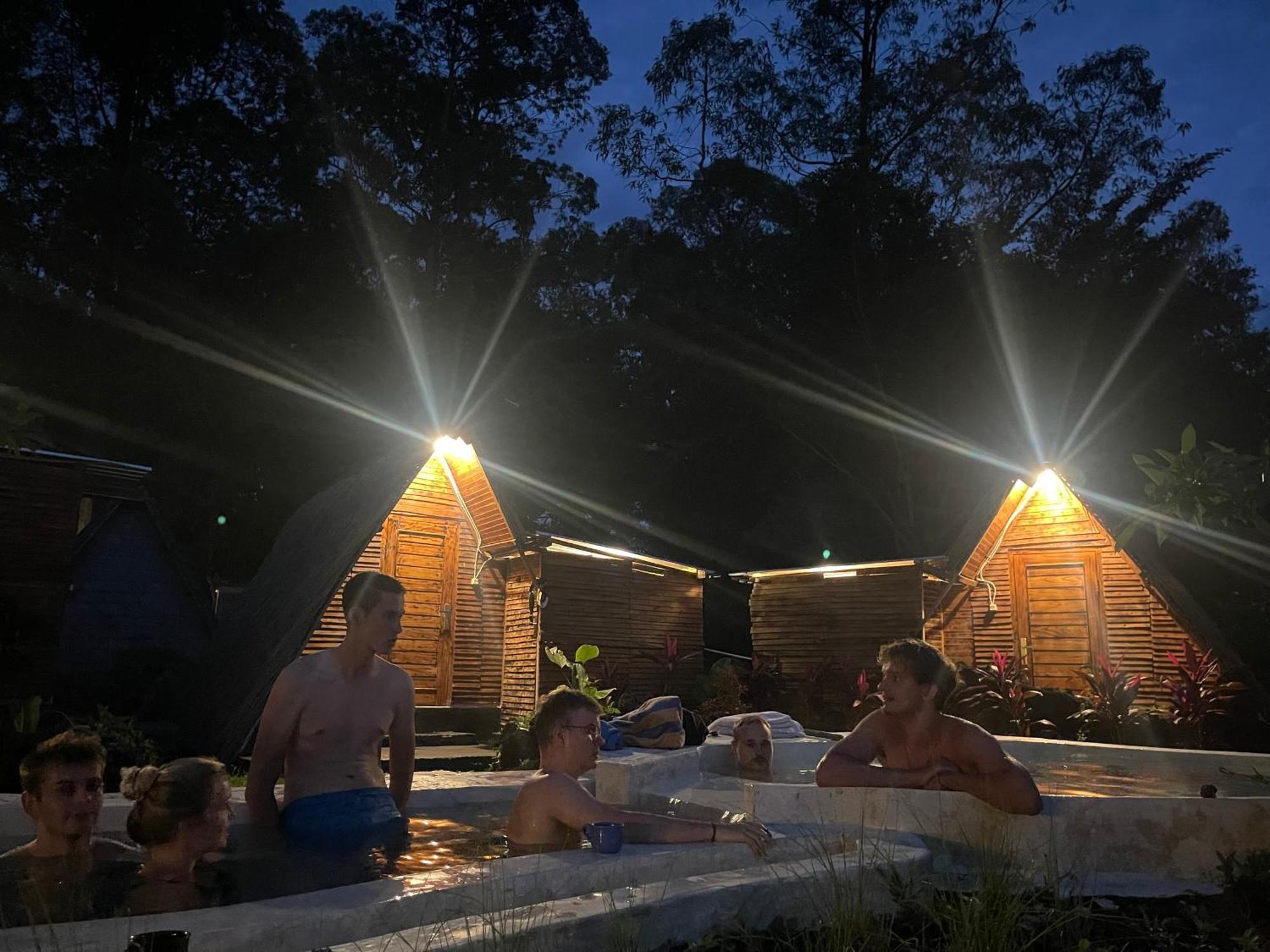 Triangular House And Hot Spring Otel Kubupenlokan Dış mekan fotoğraf